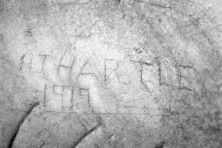 南京明孝陵神功圣德碑上现英文涂鸦，官方回应