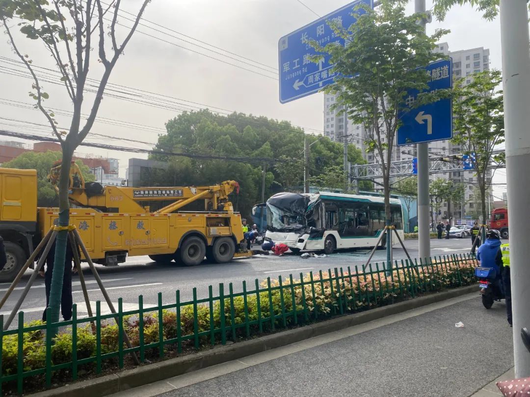 突发!上海一公交车撞上集卡,车头严重凹陷,有人受伤 突发!上海一公交车撞上集卡,车头严重凹陷,有人受伤