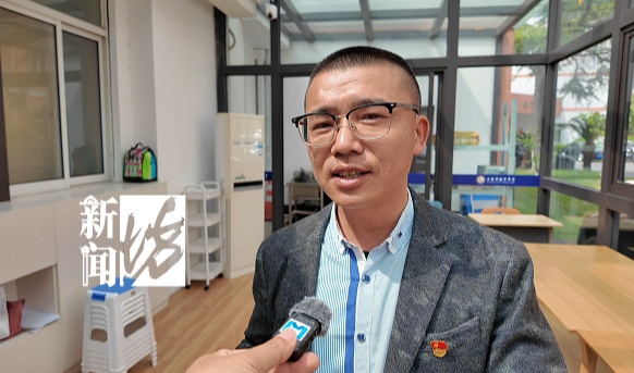 太惊险！沪一小轿车凌晨冲进河里，迅速下沉！危急时刻…