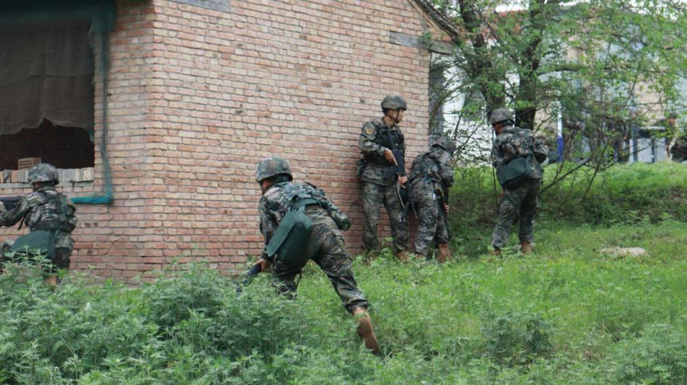 武警官兵春日练兵忙