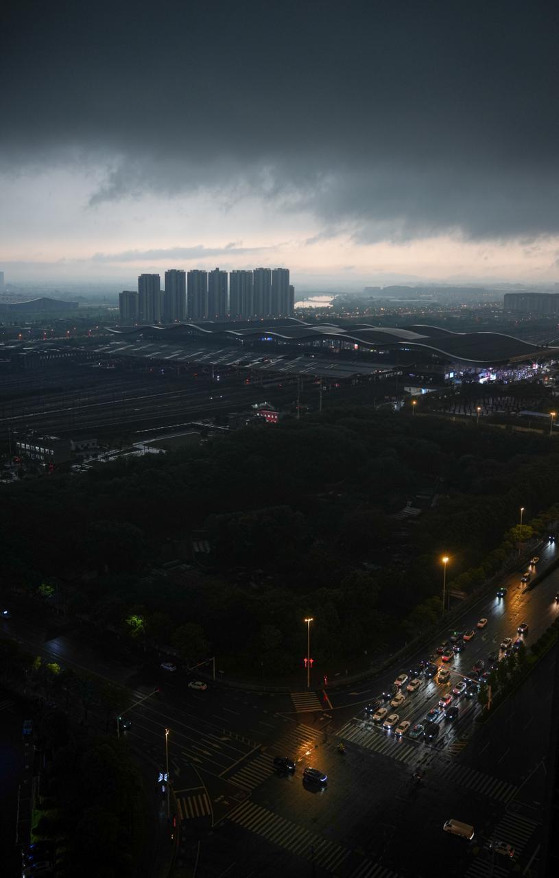 长沙早高峰雷电暴雨如黑夜！专家打比方解读成因：冷水撒入热油锅