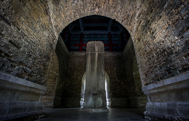 南京明孝陵神功圣德碑上现英文涂鸦，官方回应