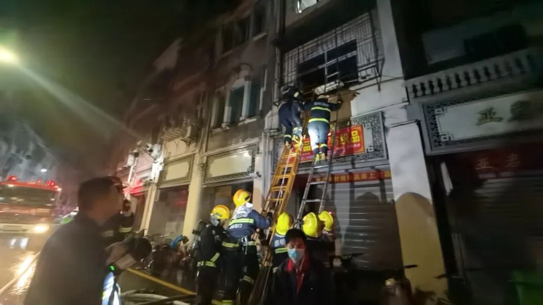 99岁老人火场“历险”,神秘宝物助其避难 99岁老人火场“历险”,神秘宝物助其避难