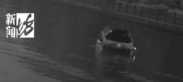 太惊险！沪一小轿车凌晨冲进河里，迅速下沉！危急时刻…