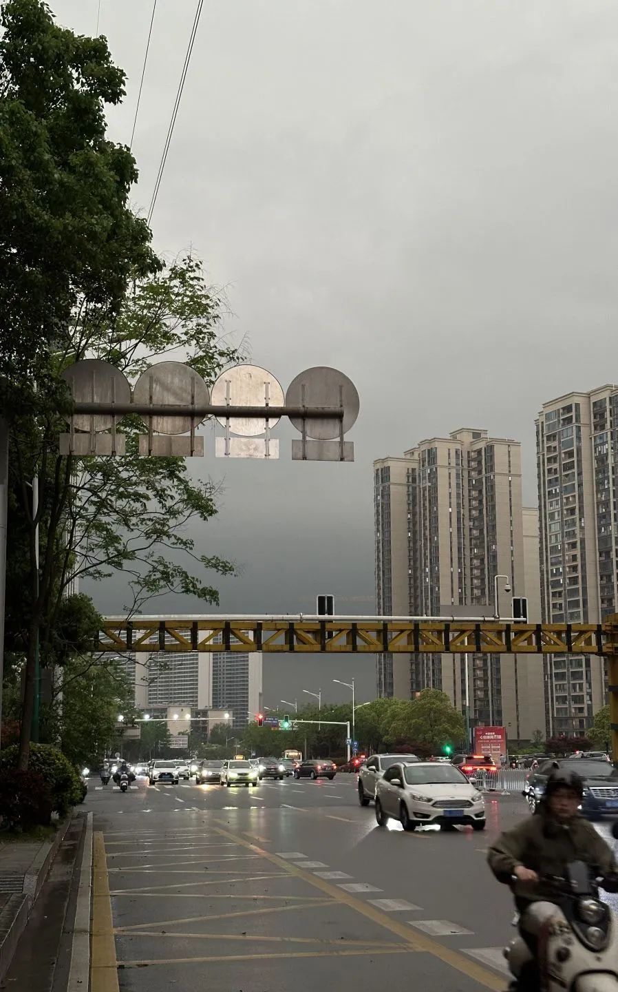 今天全长沙“摸黑上班”,气象专家解读白昼如黑夜成因 今天全长沙“摸黑上班”,气象专家解读白昼如黑夜成因