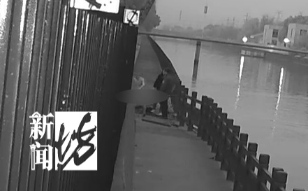 太惊险！沪一小轿车凌晨冲进河里，迅速下沉！危急时刻…