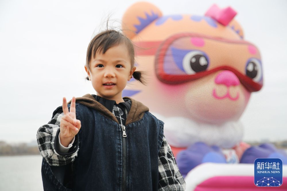 巨型亚冬会吉祥物亮相松花江