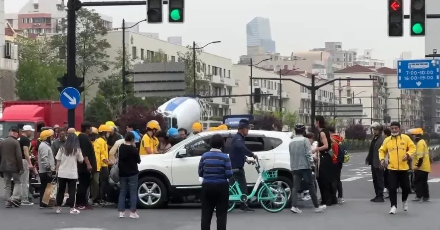 上海突发！轿车与老年代步车碰撞，2人被卷车底，众人合力抬车救人