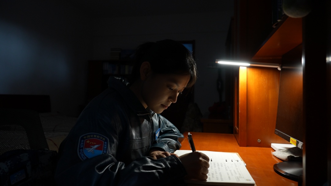 冲上云霄！憧憬飞翔的藏族女孩，成了蓝天女飞