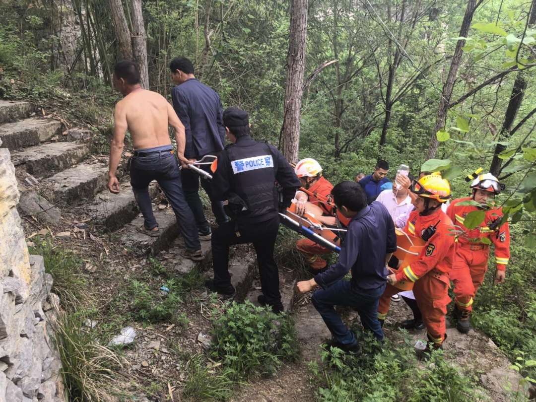 男子跌落山崖，民警紧急救援......