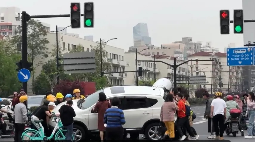 上海突发！轿车与老年代步车碰撞，2人被卷车底，众人合力抬车救人