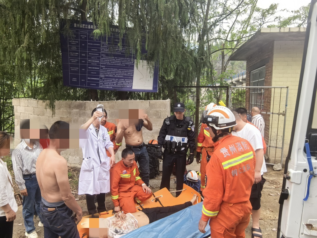 男子跌落山崖，民警紧急救援......