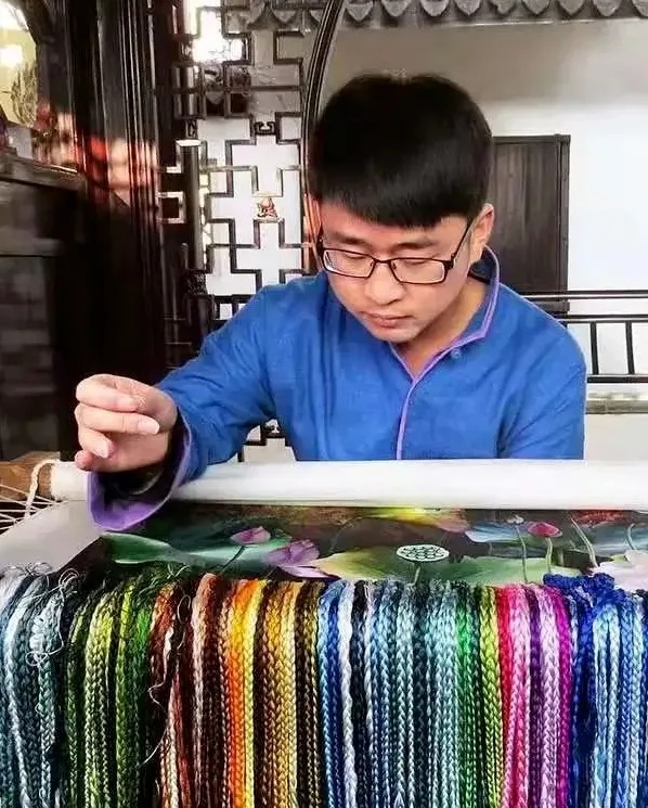 “不是,你们清理文物怎么还用针线?” “不是,你们清理文物怎么还用针线?”