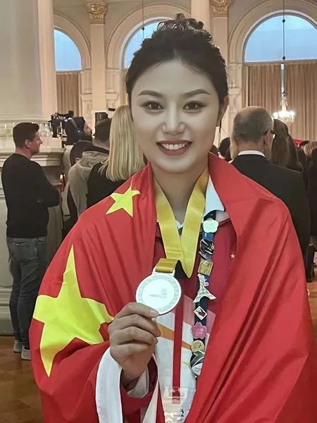 美容界世界冠军!是来自职校的她 美容界世界冠军!是来自职校的她