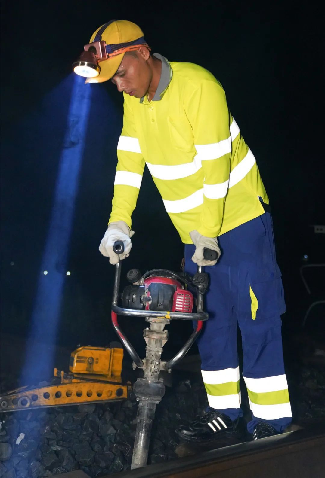 年轻的“90后”工长，两名弟弟也是铁路员工！