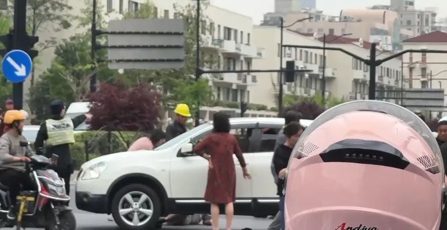 上海突发！轿车与老年代步车碰撞，2人被卷车底，众人合力抬车救人