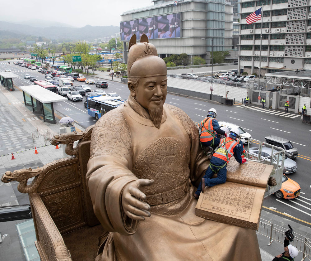 韩国首尔：给世宗大王铜像“洗澡”