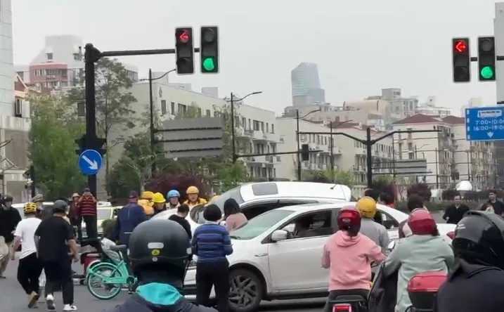 上海突发！轿车与老年代步车碰撞，2人被卷车底，众人合力抬车救人
