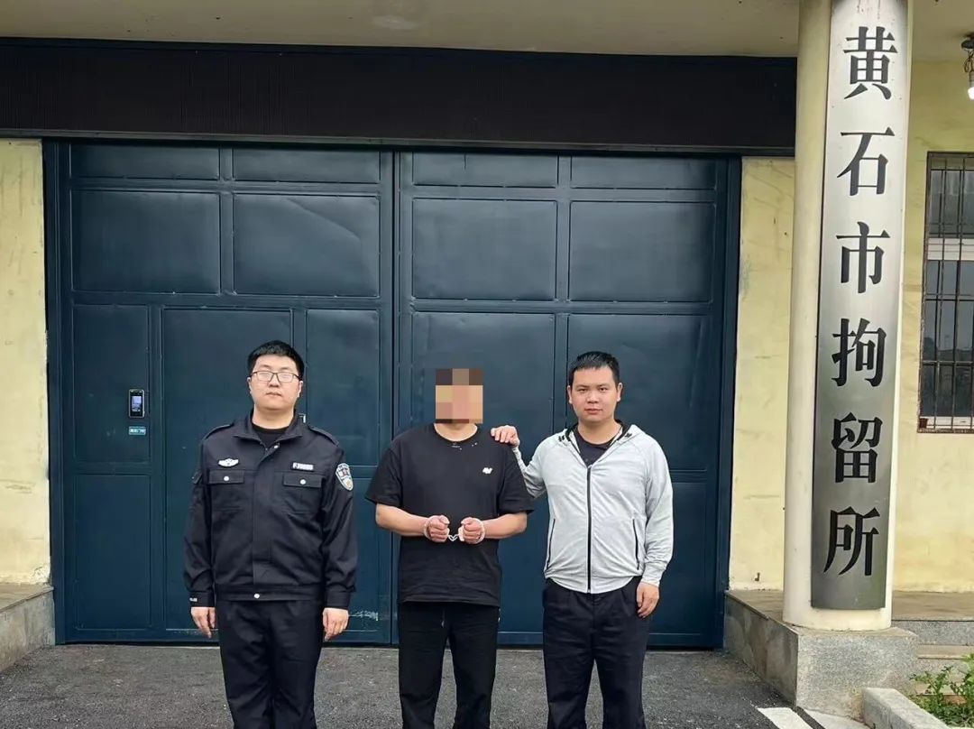 被手铐吓得发抖大哭！民警：我抓的人，还得我哄？