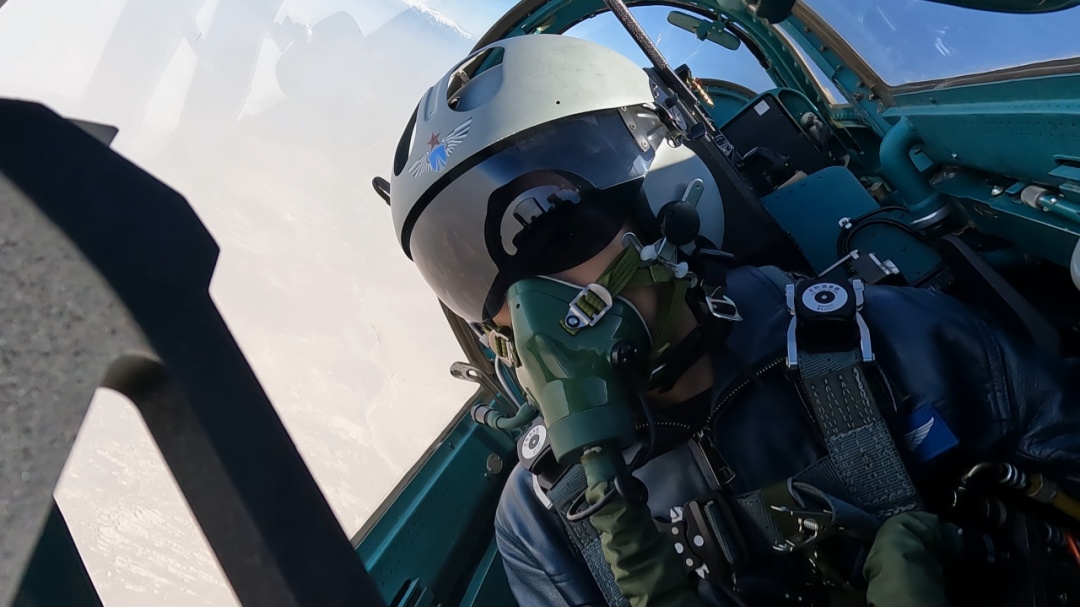 冲上云霄！憧憬飞翔的藏族女孩，成了蓝天女飞