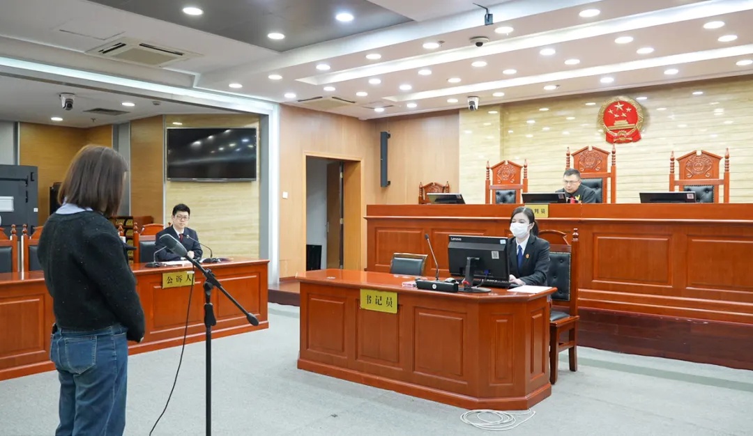 一女子多次高空抛粪，法院判了