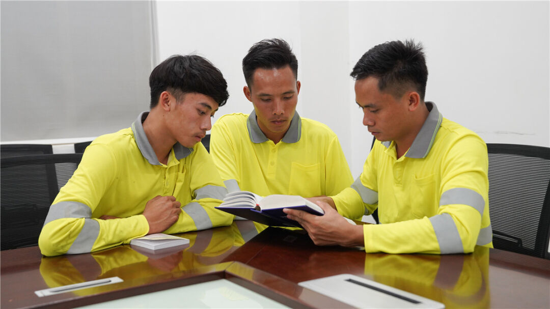 年轻的“90后”工长，两名弟弟也是铁路员工！