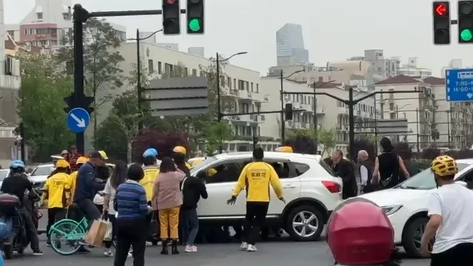 上海突发！轿车与老年代步车碰撞，2人被卷车底，众人合力抬车救人