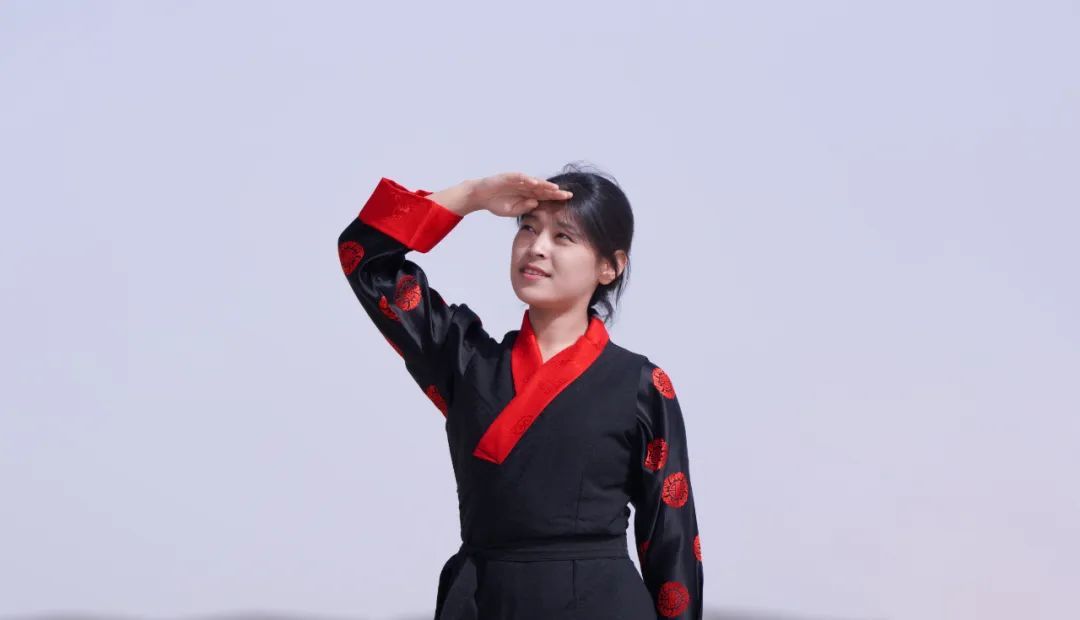 冲上云霄！憧憬飞翔的藏族女孩，成了蓝天女飞