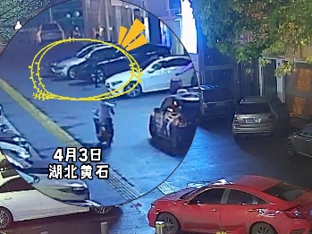 被手铐吓得发抖大哭！民警：我抓的人，还得我哄？