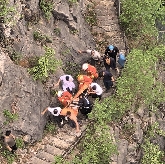 男子跌落山崖，民警紧急救援......