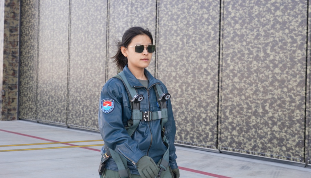 冲上云霄！憧憬飞翔的藏族女孩，成了蓝天女飞