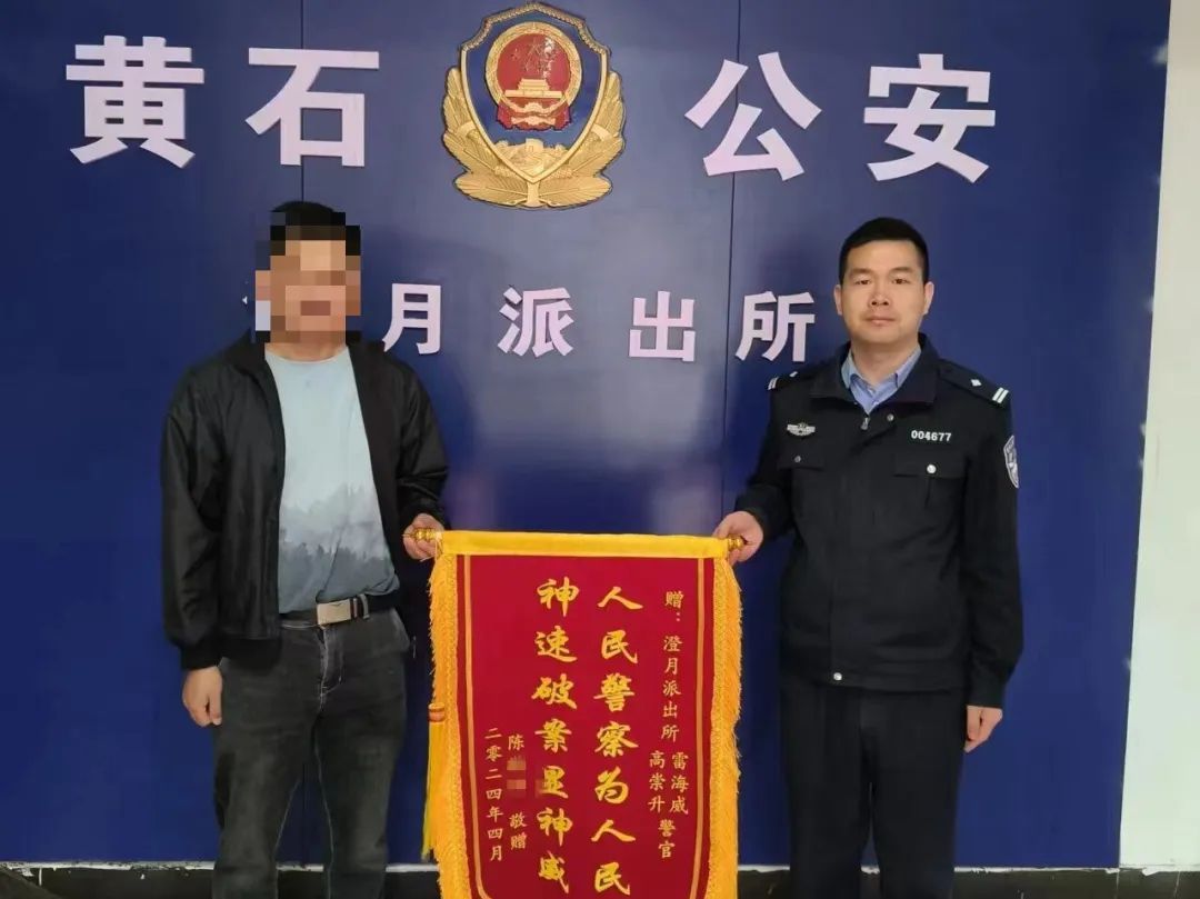 被手铐吓得发抖大哭！民警：我抓的人，还得我哄？
