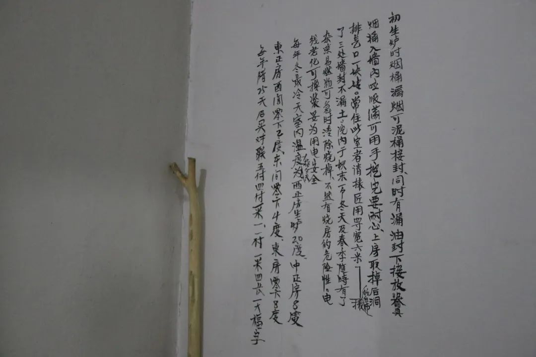 他把岁月写在砖墙上,密密麻麻的文字记录了他认认真真的一生 他把岁月写在砖墙上,密密麻麻的文字记录了他认认真真的一生