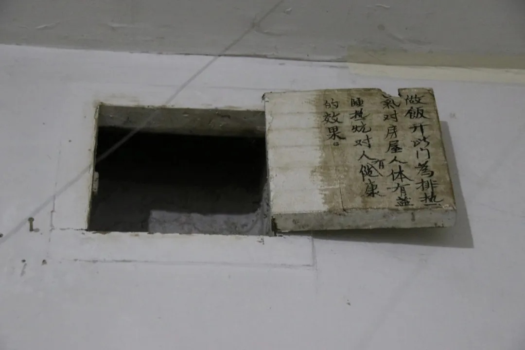 他把岁月写在墙上,密密麻麻的文字记录了他的一生 他把岁月写在墙上,密密麻麻的文字记录了他的一生