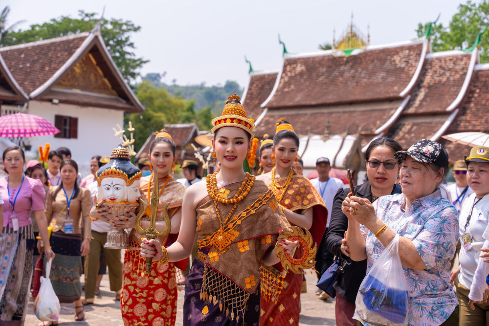 老挝琅勃拉邦庆祝泼水节
