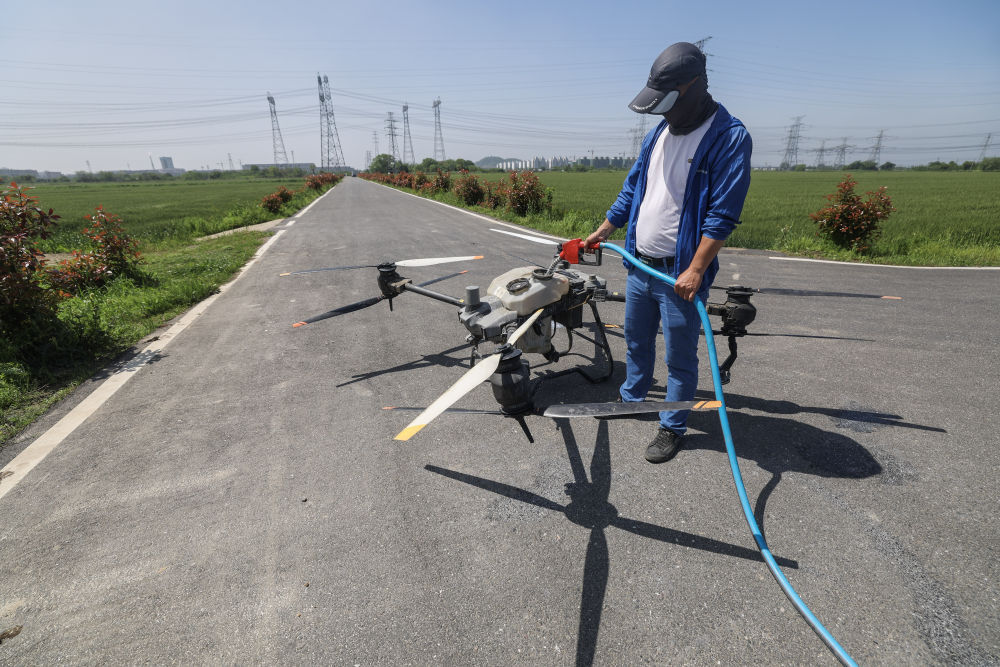 谷雨时节万亩麦田植保忙 谷雨时节万亩麦田植保忙