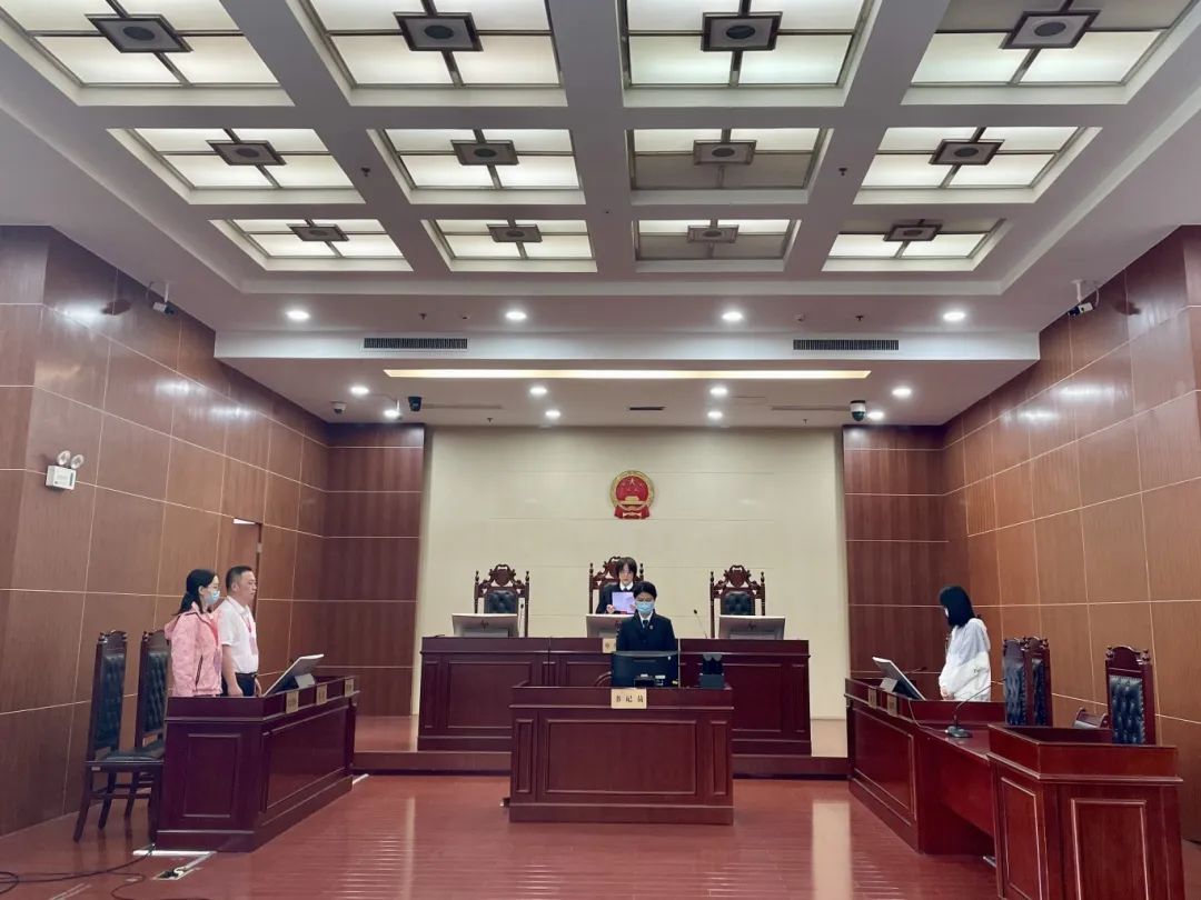 哐！无锡一3岁男童被玻璃门砸中...