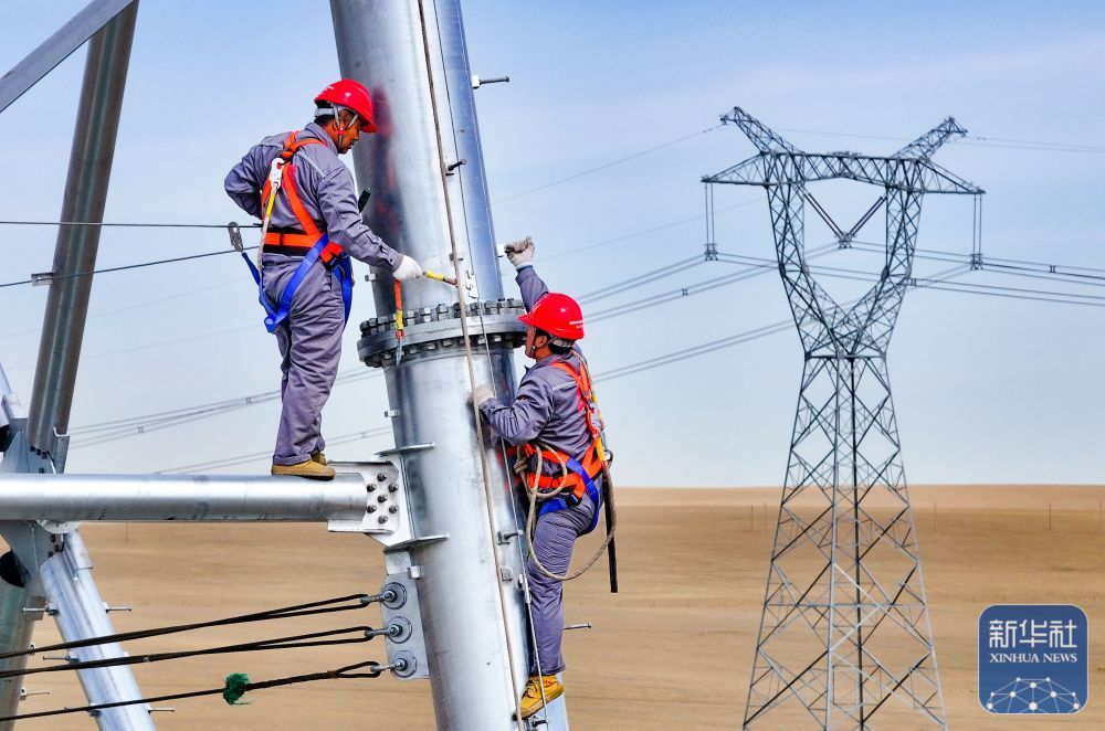 张北—胜利1000千伏特高压输电交流项目组塔施工忙