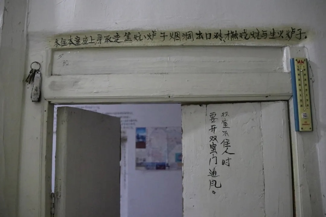 他把岁月写在墙上,密密麻麻的文字记录了他的一生 他把岁月写在墙上,密密麻麻的文字记录了他的一生