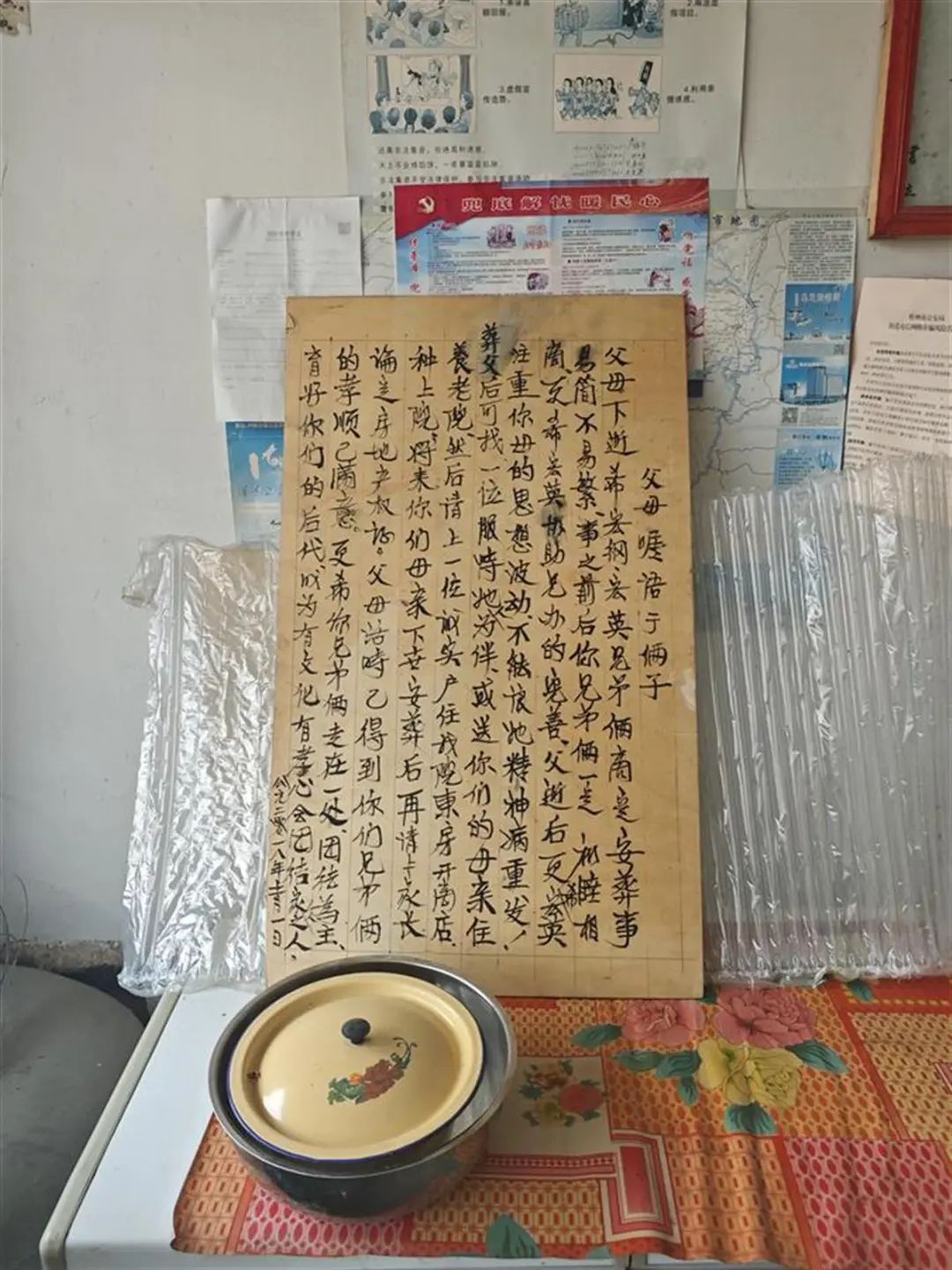 他把岁月写在砖墙上,密密麻麻的文字记录了他认认真真的一生 他把岁月写在砖墙上,密密麻麻的文字记录了他认认真真的一生