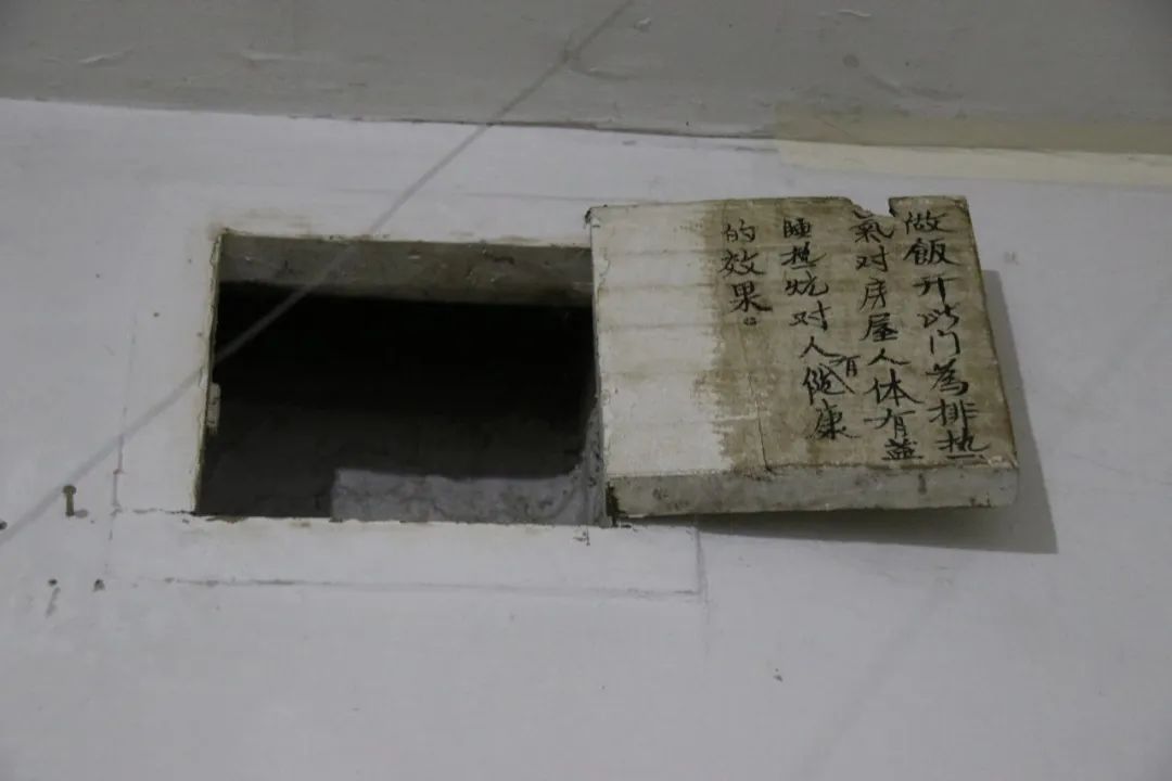 他把岁月写在砖墙上,密密麻麻的文字记录了他认认真真的一生 他把岁月写在砖墙上,密密麻麻的文字记录了他认认真真的一生