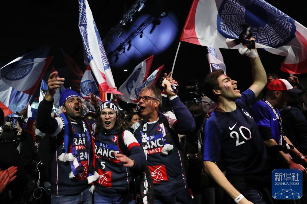 巴黎举行奥运会倒计时100天庆祝活动 巴黎举行奥运会倒计时100天庆祝活动