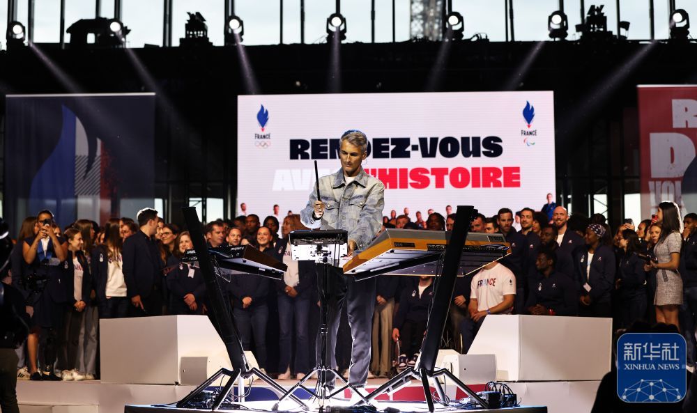 巴黎举行奥运会倒计时100天庆祝活动 巴黎举行奥运会倒计时100天庆祝活动