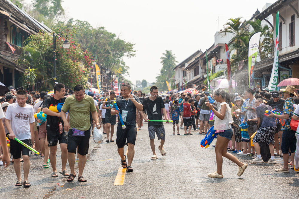 老挝琅勃拉邦庆祝泼水节
