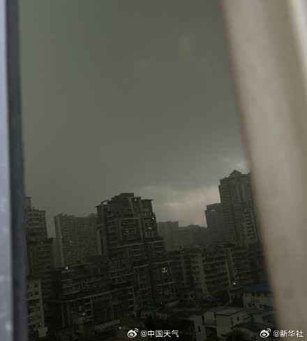 揭秘！为何雷暴天会瞬间天黑