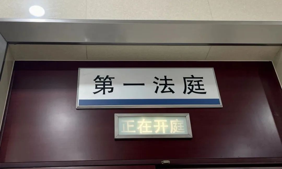 哐！无锡一3岁男童被玻璃门砸中...