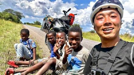 太酷了!独腿独臂小伙骑自行车环游世界 太酷了!独腿独臂小伙骑自行车环游世界