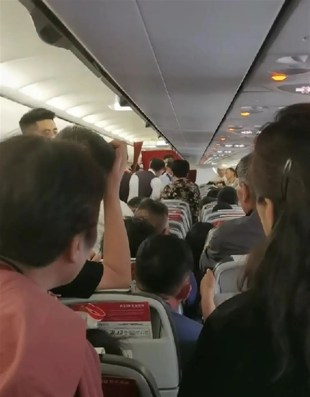 女子躺座椅致航班延误两小时？“或危及航空安全”