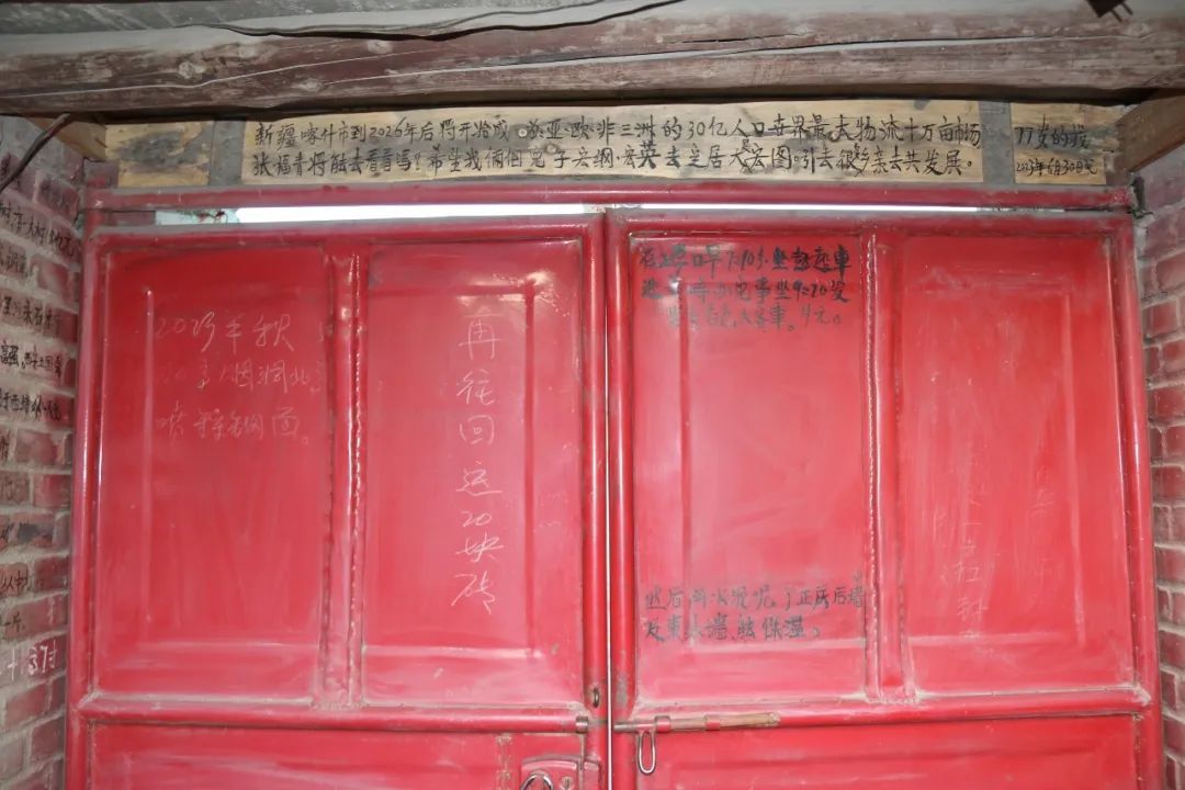 他把岁月写在砖墙上,密密麻麻的文字记录了他认认真真的一生 他把岁月写在砖墙上,密密麻麻的文字记录了他认认真真的一生