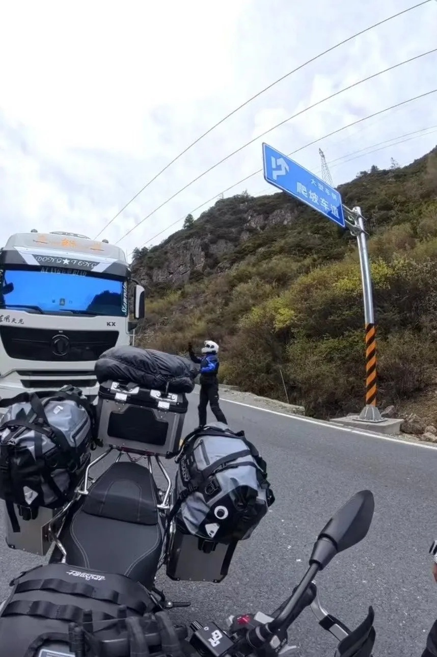 男子骑行时主动为救护车开路：曾是交警，希望能为病人争取时间